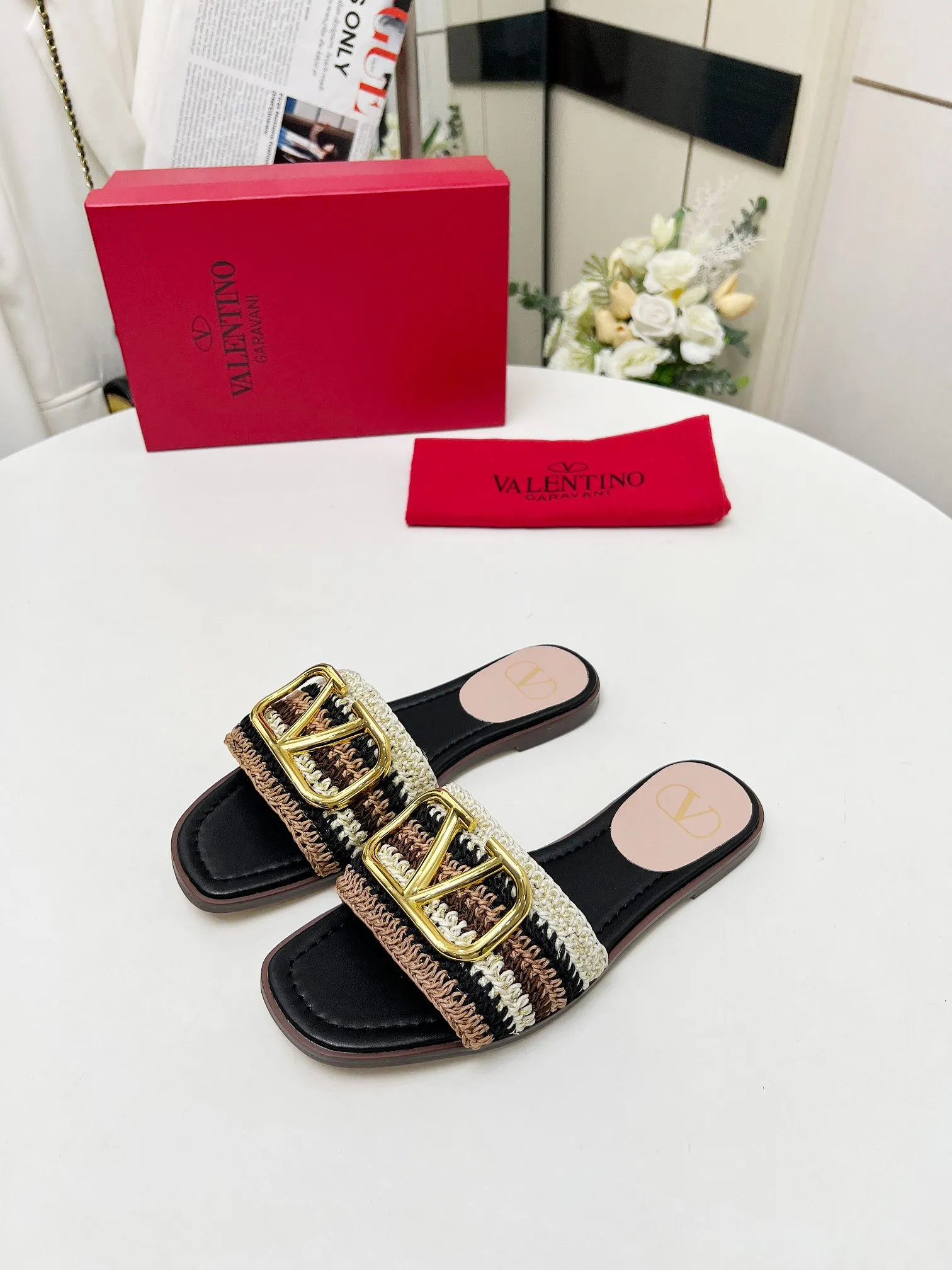👟👟Ex-factory price 440👟👟 Genuine leather sole +30 🆕 Valentino👑👑 Latest series with perfect hand-woven details. A very eye-catching catwalk series launched [strong][strong] Code number: 35 to 43 (genuine leather sole +30)